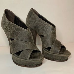 Elizabeth and James/ Gray/ Milla E-Milla Leather Heel Platforms Size 6B